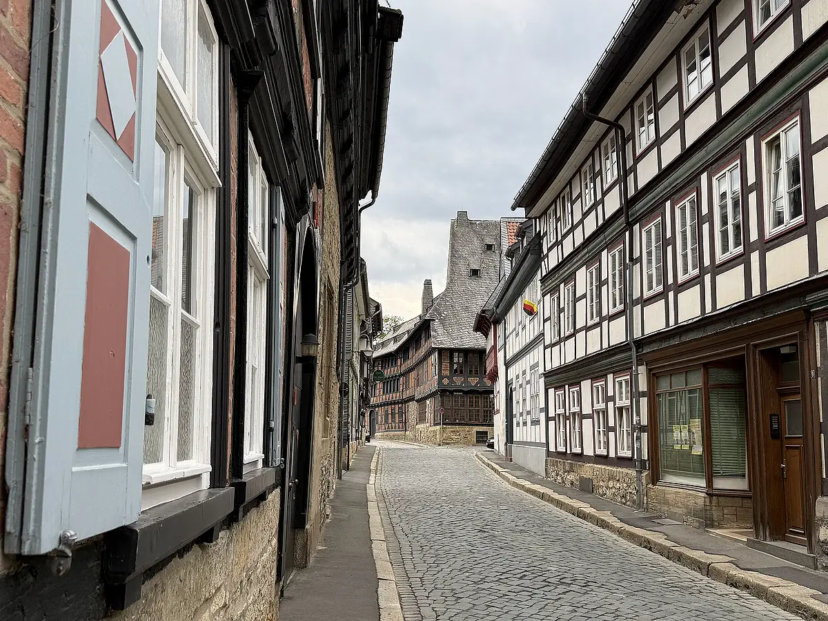 Autofreie Gasse in der Altstadt von Goslar, gut geeignet für Spaziergänge mit Kindern