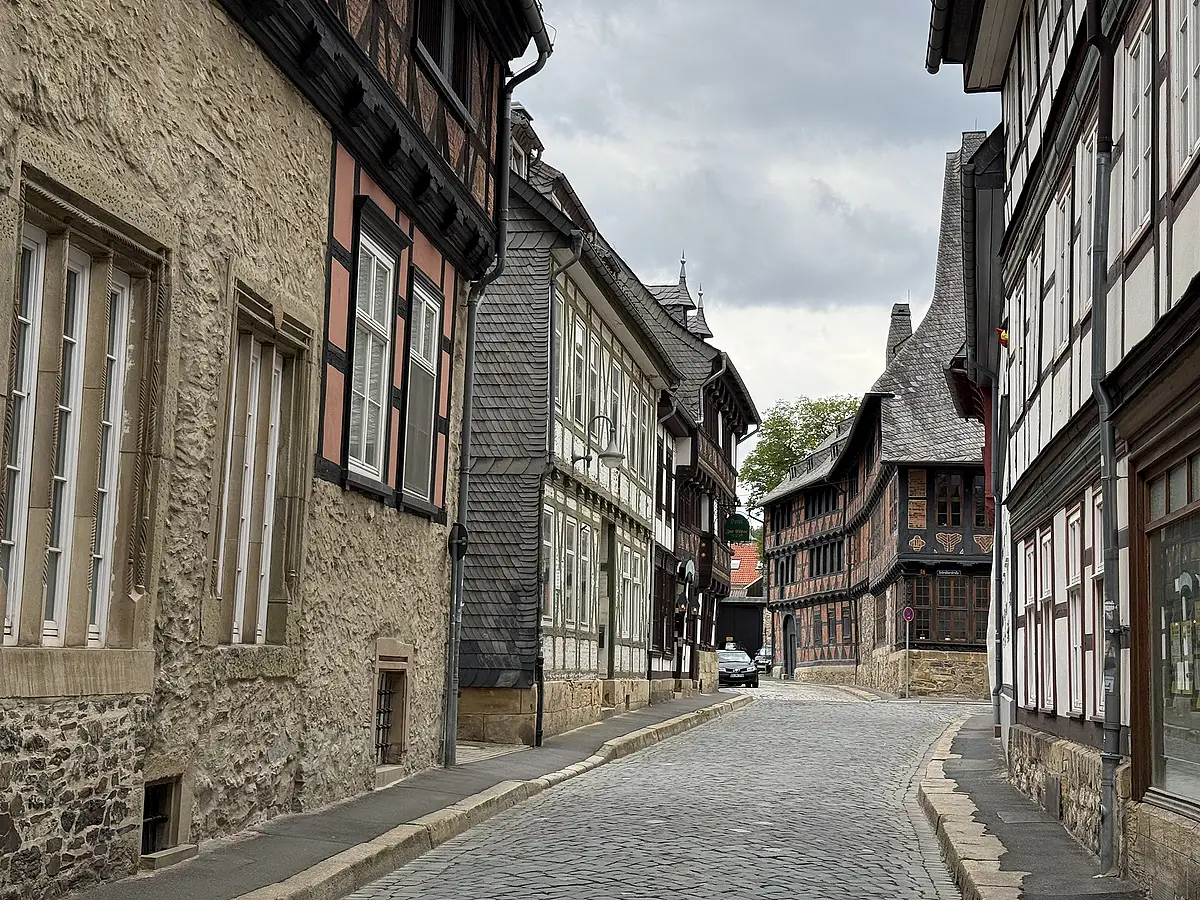 Historische Gasse in der Altstadt von Goslar nahe dem Siemenshaus