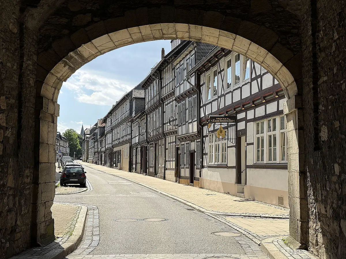 Durchfahrt durch das Breite Tor in der Stadtmauer von Goslar