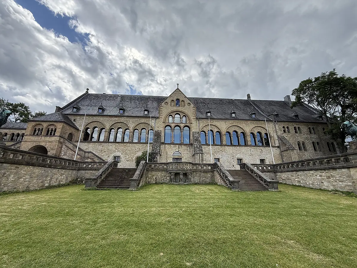 Kaiserpfalz Goslar unter Wolkenhimmel, Wahrzeichen der UNESCO-Altstadt