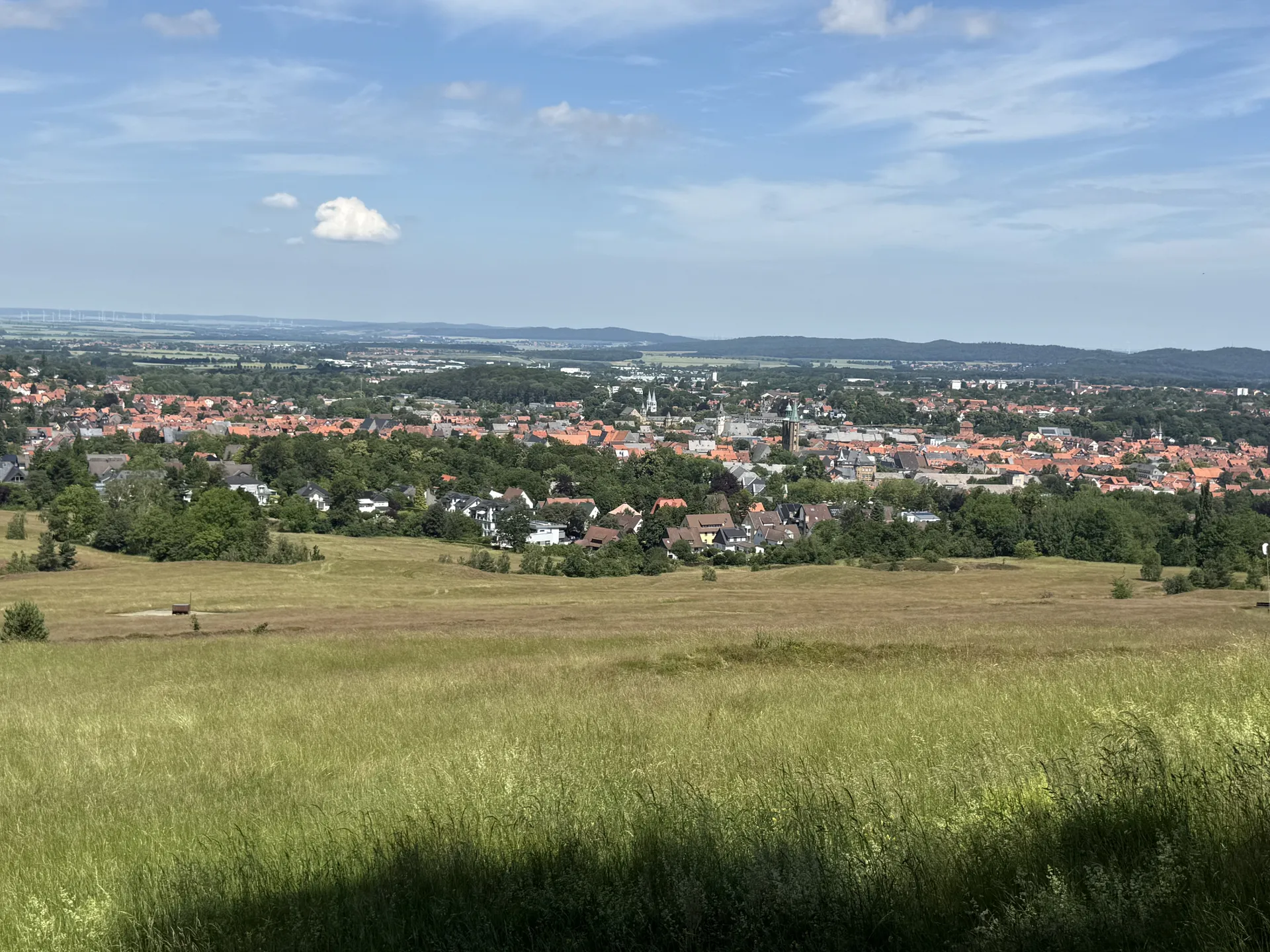 Panoramablick über die historische Altstadt von Goslar im Harz