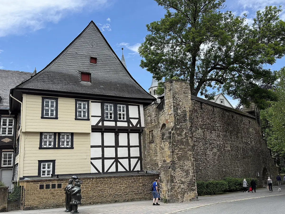 Erhaltener Abschnitt der historischen Stadtmauer von Goslar