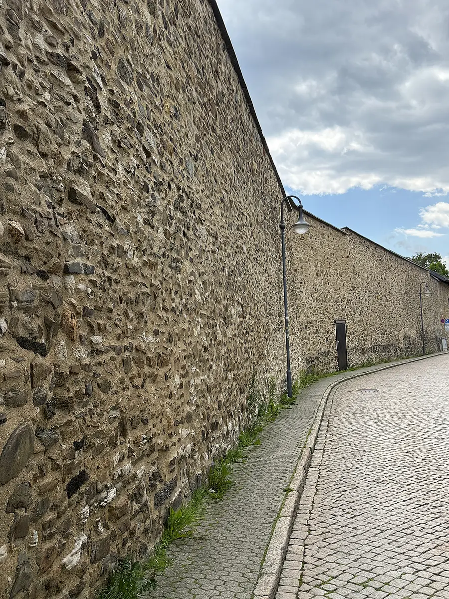 Historische Stadtmauer und Gasse in der Altstadt von Goslar
